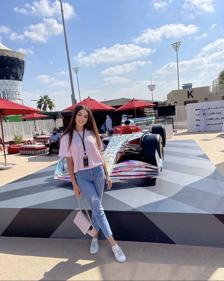 Người đẹp Ukraine khoe vóc dáng gợi cảm, thần thái tự tin.