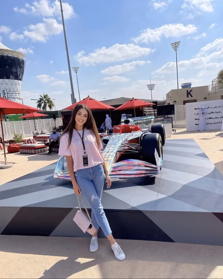 Người đẹp Ukraine khoe vóc dáng gợi cảm, thần thái tự tin.