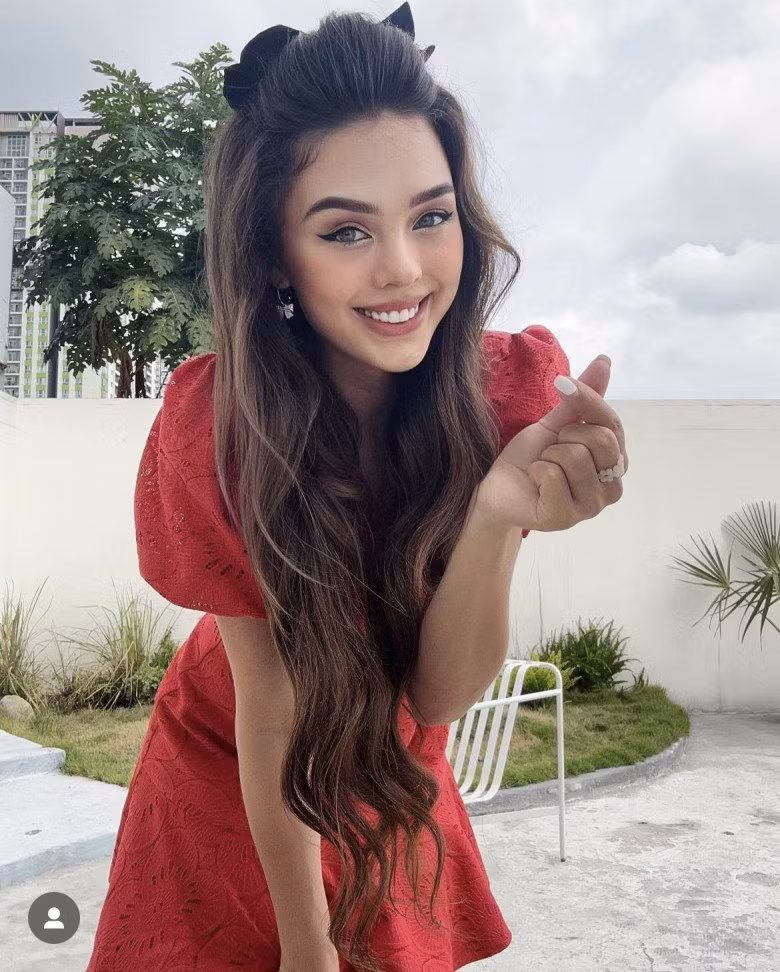 Dianka Zakhidova sinh năm 2000, học Đại học quốc gia Kyiv ở Ukraine, chuyên ngành văn hóa và nghệ thuật.