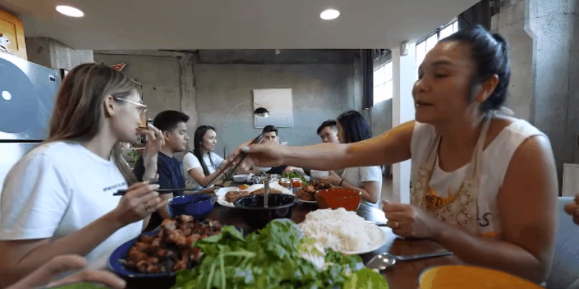 Cũng trong chuyến đi này nữ rich kid quay lại nhiều khoảnh khắc, thực hiện vlog và chia sẻ lên Youtube cá nhân.