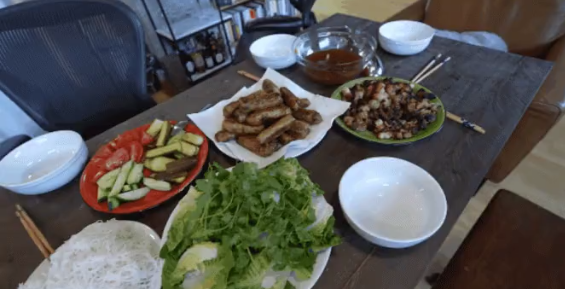 Đáng chú ý ở đây không chỉ là những trải nghiệm thú vị của vợ chồng son khi sang Mỹ, cộng đồng mạng còn khá thích thú với không khí đầm ấm, đoàn tụ của gia đình chồng Linda ở xứ người.