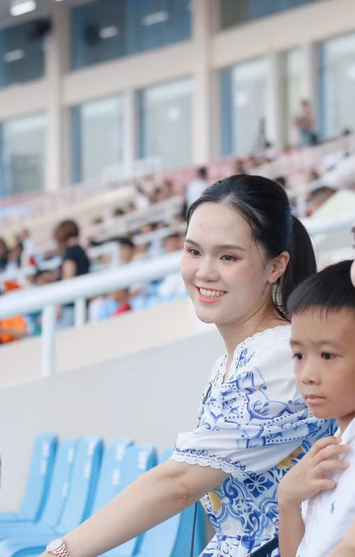 Dù có gia thế khủng nhưng "công chúa béo" Quỳnh Anh vẫn rất chăm chỉ bàn hàng kiếm thu nhập.