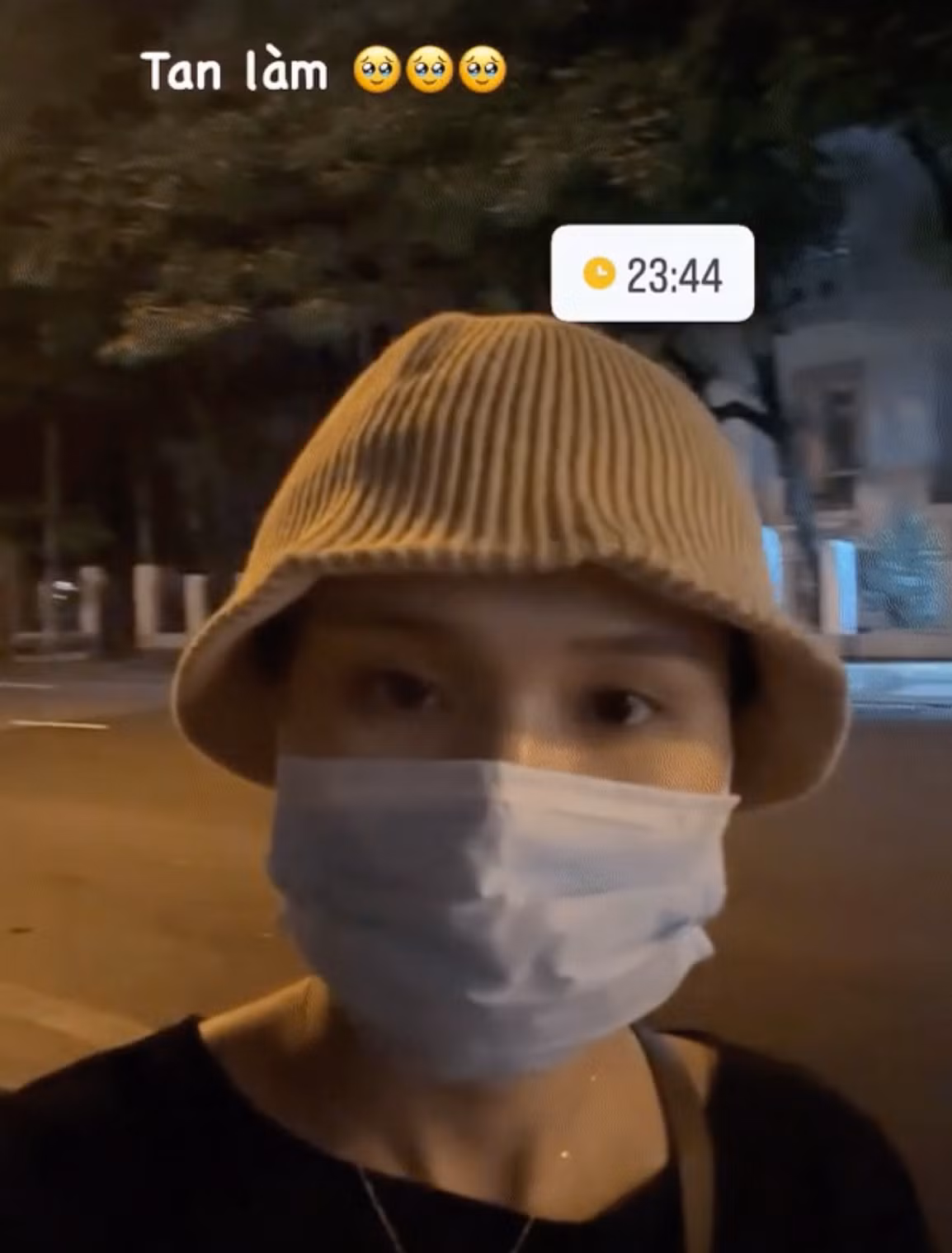 Mới đây, "công chúa béo" tự đăng clip tan làm lúc gần 12 giờ đêm, tag chồng Duy Mạnh vào kèm theo icon khóc mếu thể hiện sự mệt mỏi.