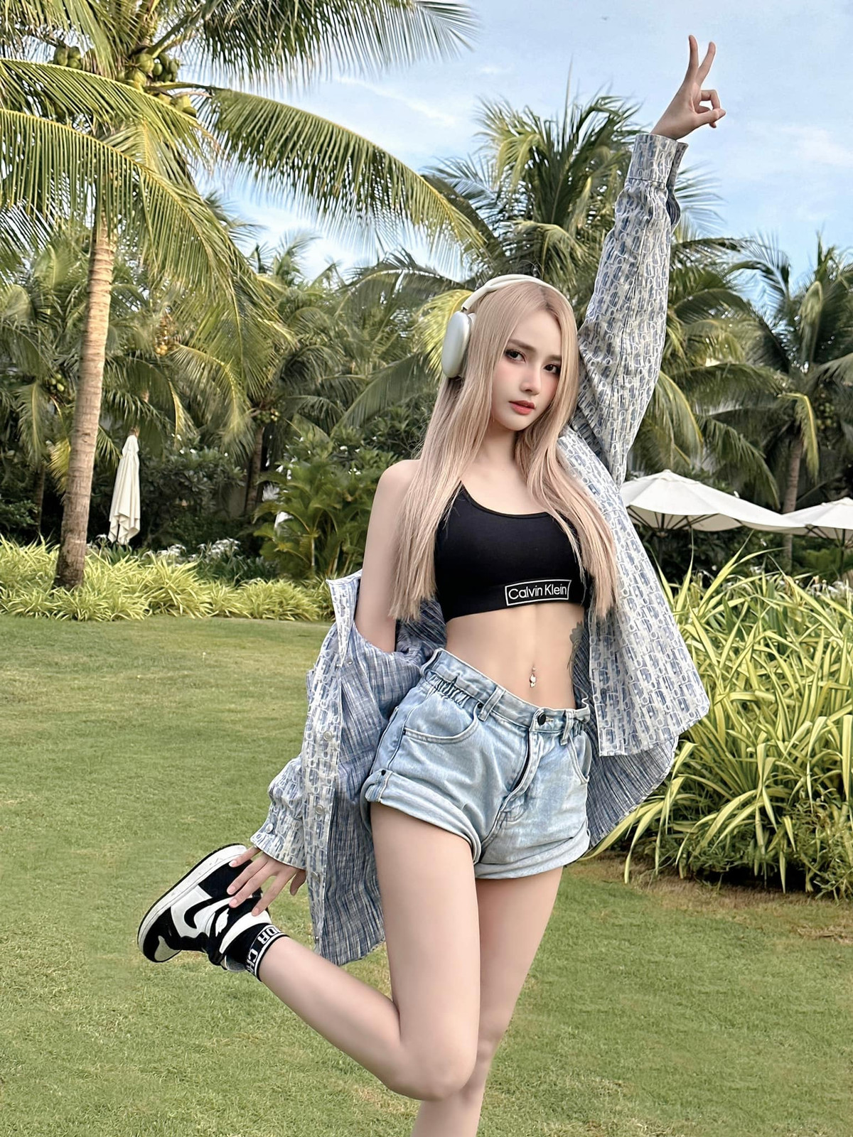 Đường cong đẹp và 3 vòng quyến rũ với số đo 86 - 60 - 90 cực chuẩn của cô khiến nhiều anh em đứng ngồi không yên.