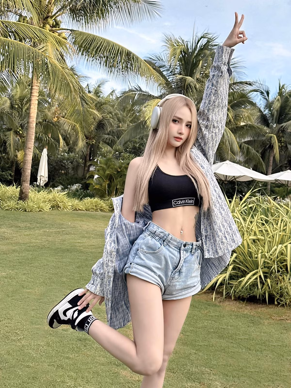 Đường cong đẹp và 3 vòng quyến rũ với số đo 86 - 60 - 90 cực chuẩn của cô khiến nhiều anh em đứng ngồi không yên.