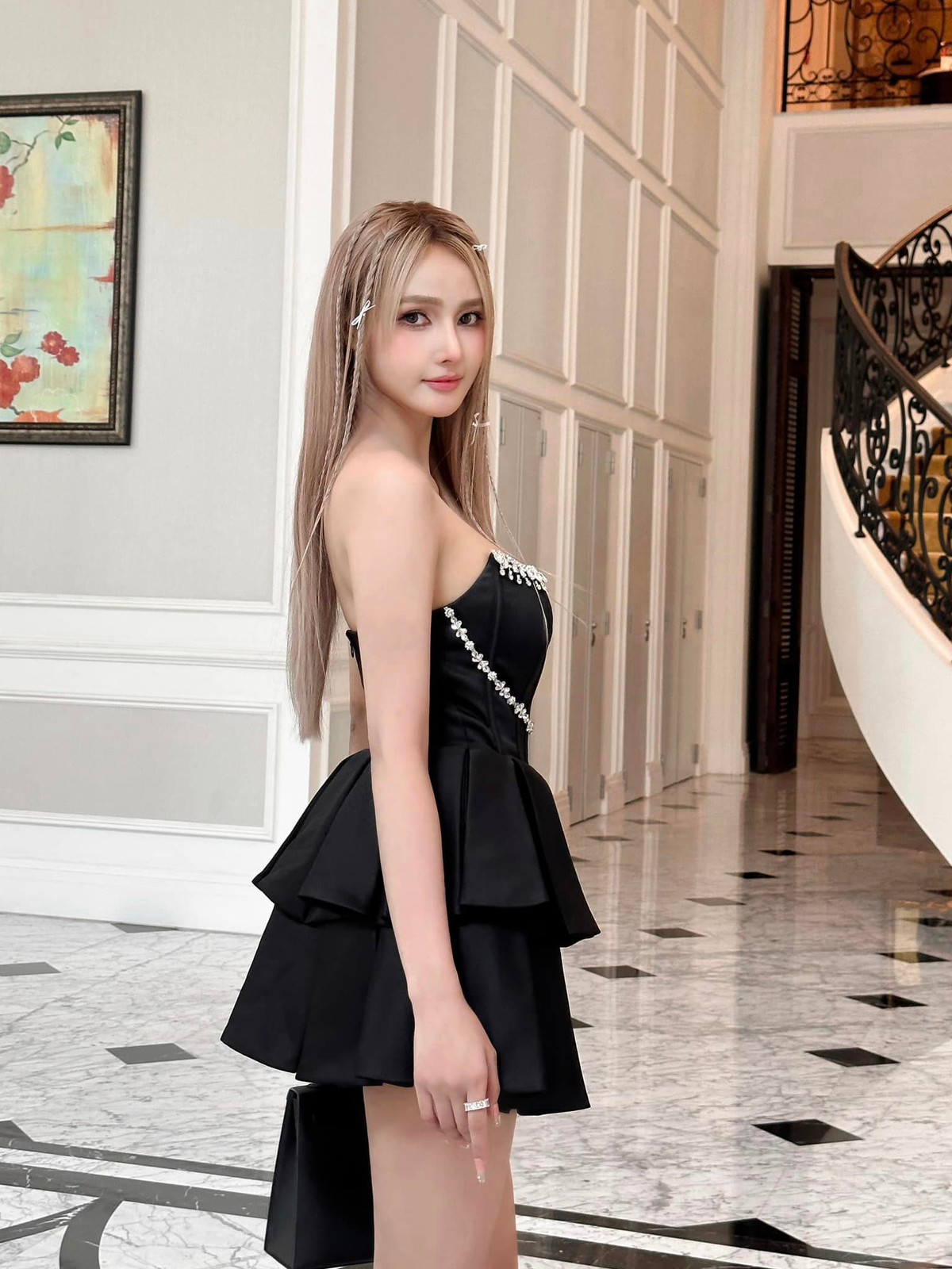 Theo cô, chỉ cần những người thân yêu hiểu là được, còn miệng lưỡi thiên hạ cô không thể nào quản được. Ảnh: FBNV