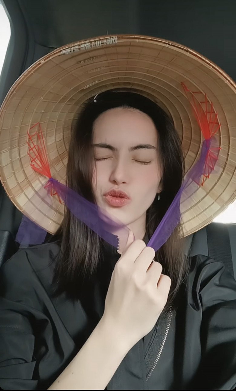 Đã có rất đông người hâm mộ tập trung tại sân bay Tân Sơn Nhất để chào đón Mai Davika đến Việt Nam.