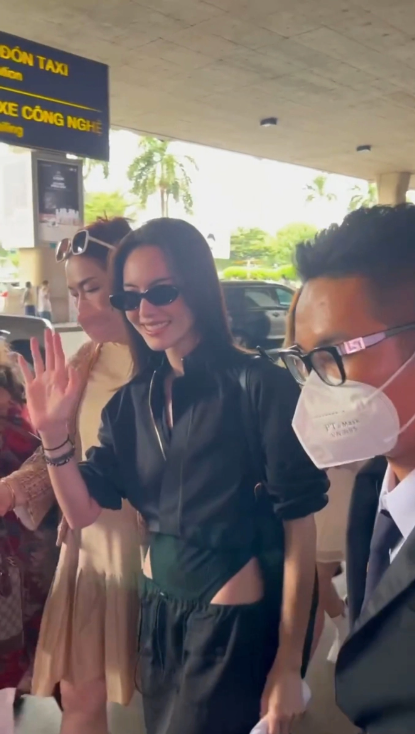 Diện cây đồ đen, người đẹp xứ Chùa Vàng gần như giấu đi vóc dáng cơ thể, tuy vậy body của cô không quá gầy gò như trước đây.