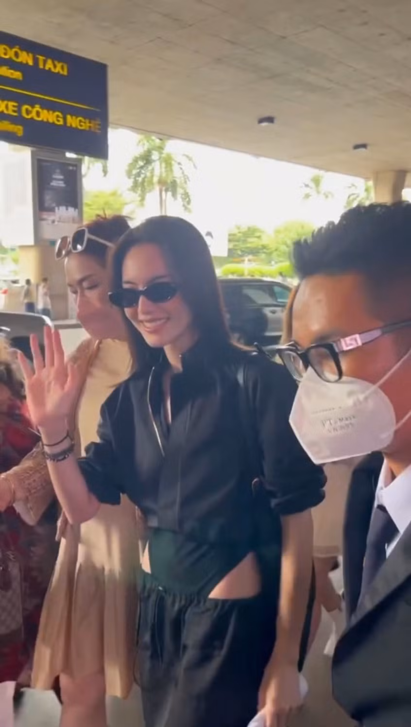 Diện cây đồ đen, người đẹp xứ Chùa Vàng gần như giấu đi vóc dáng cơ thể, tuy vậy body của cô không quá gầy gò như trước đây.