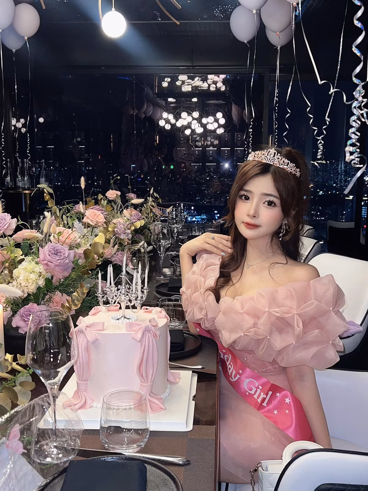 Ở thời điểm hot girl này trưởng thành và quyến rũ hơn trong mọi khoảnh khắc.