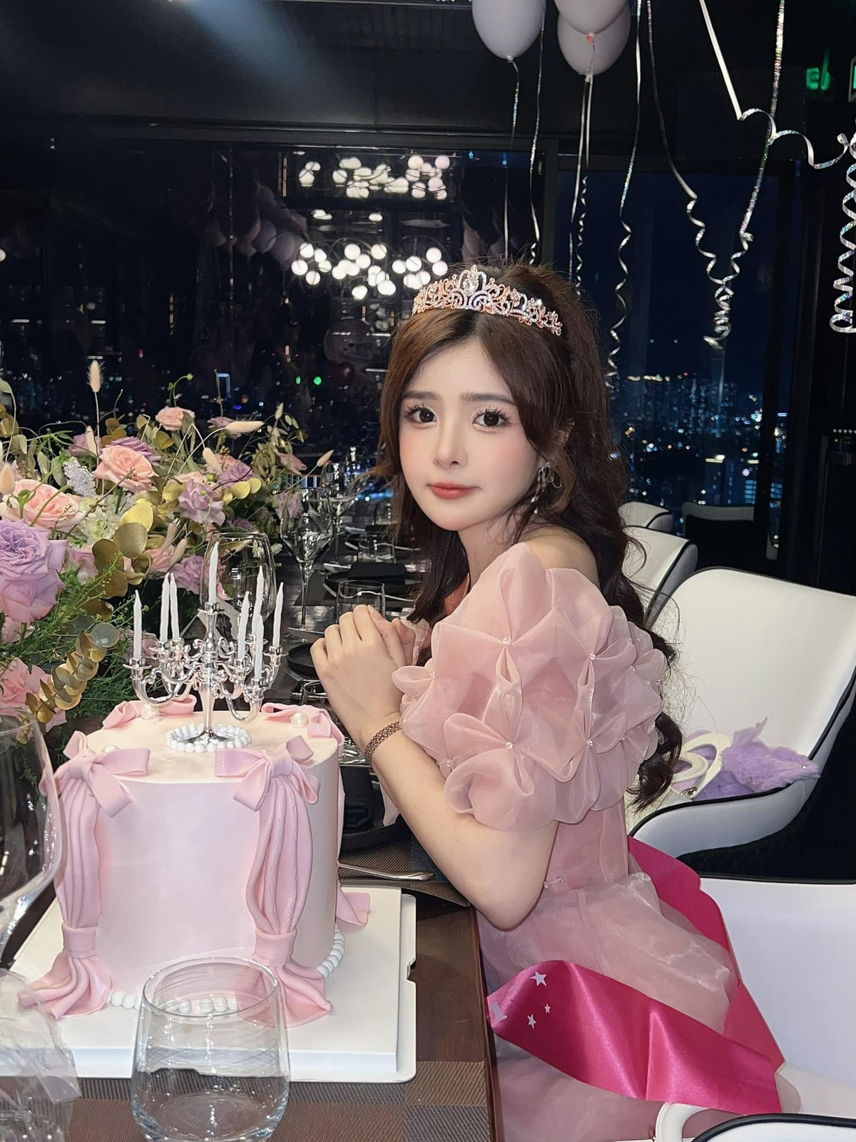 Phong cách của cô nàng cũng trưởng thành hơn nhưng vẫn mang vẻ nữ tính, mềm mại và có sức hút đặc biệt.