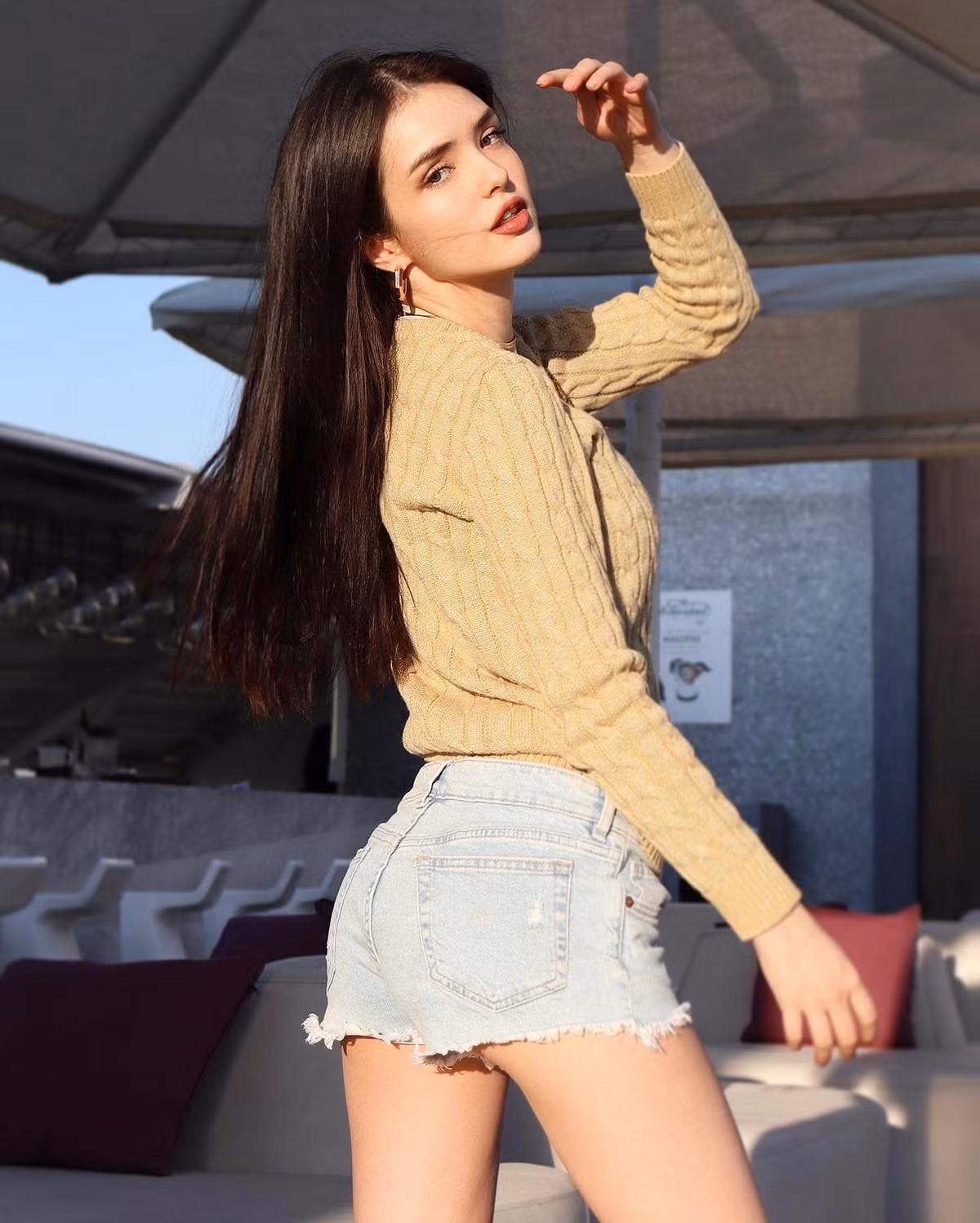 Mặc dù không quá cao, chỉ 1m62 nhưng cô có gương mặt xinh đẹp cùng hình thể cân đối.