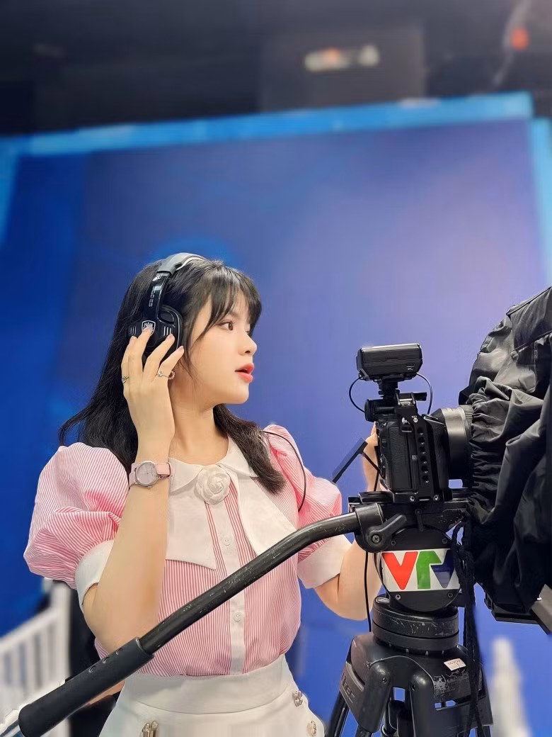 Hai nu MC VTV chieu cao han che, cu dien bikini la “gay sot“