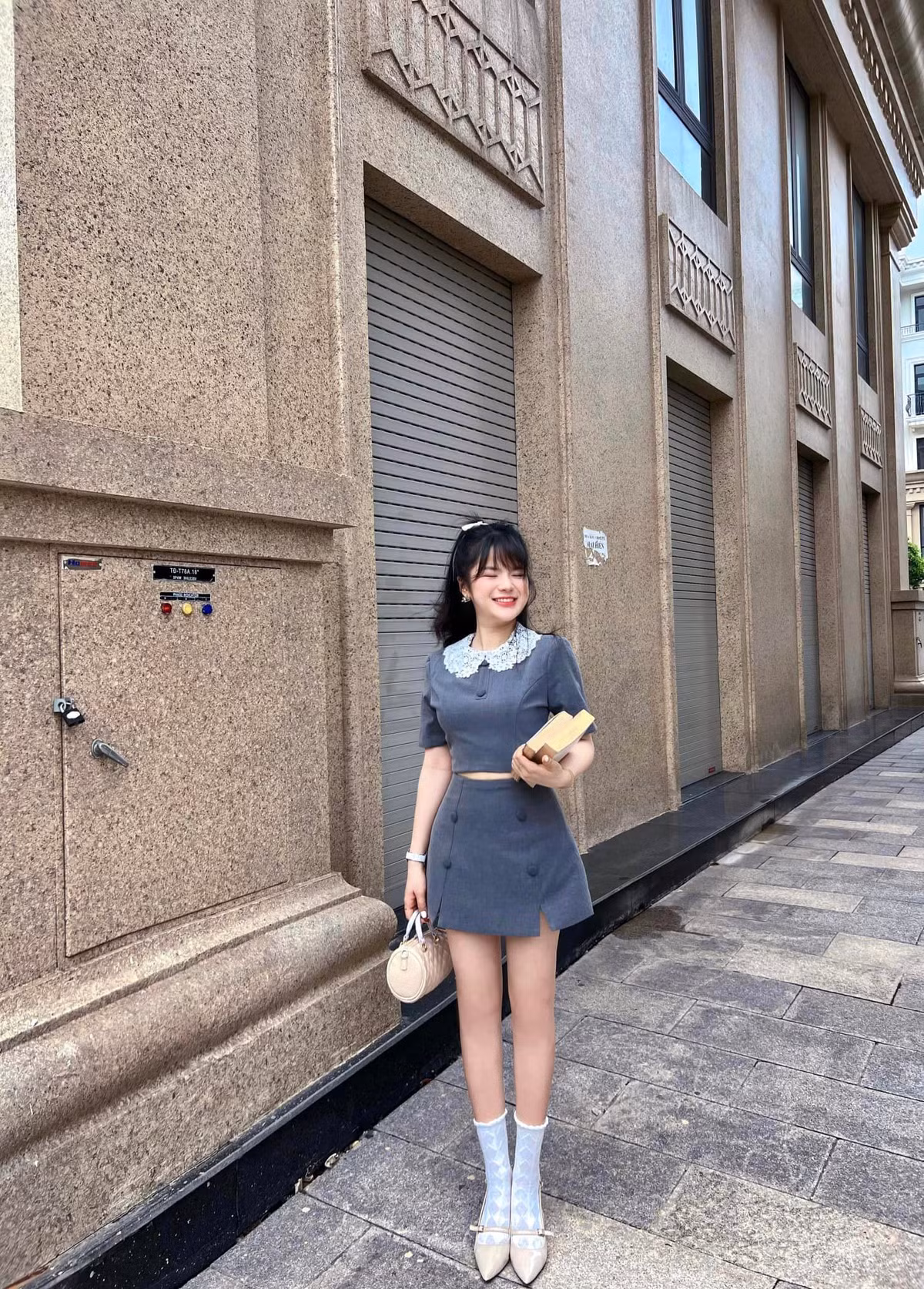 Trên Facebook, cô nàng thường xuyên chia sẻ hình ảnh diện trang phục bikini đốt mắt người nhìn.