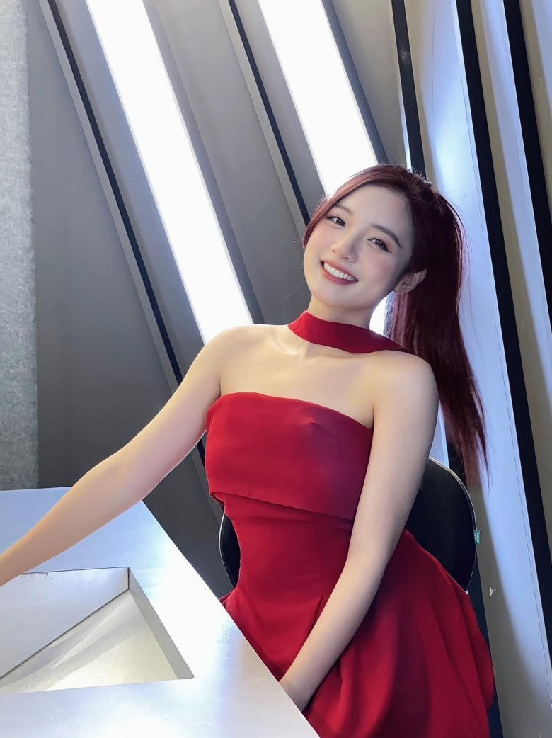 Ngoài Hà Đan, MC Vũ Phương Thảo sinh năm 1997 cũng là một trong những nữ MC trẻ duyên dáng và xinh đẹp nhất nhì đài truyền hình VTV.