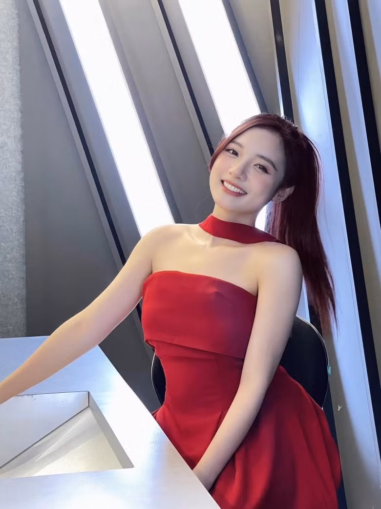 Ngoài Hà Đan, MC Vũ Phương Thảo sinh năm 1997 cũng là một trong những nữ MC trẻ duyên dáng và xinh đẹp nhất nhì đài truyền hình VTV.