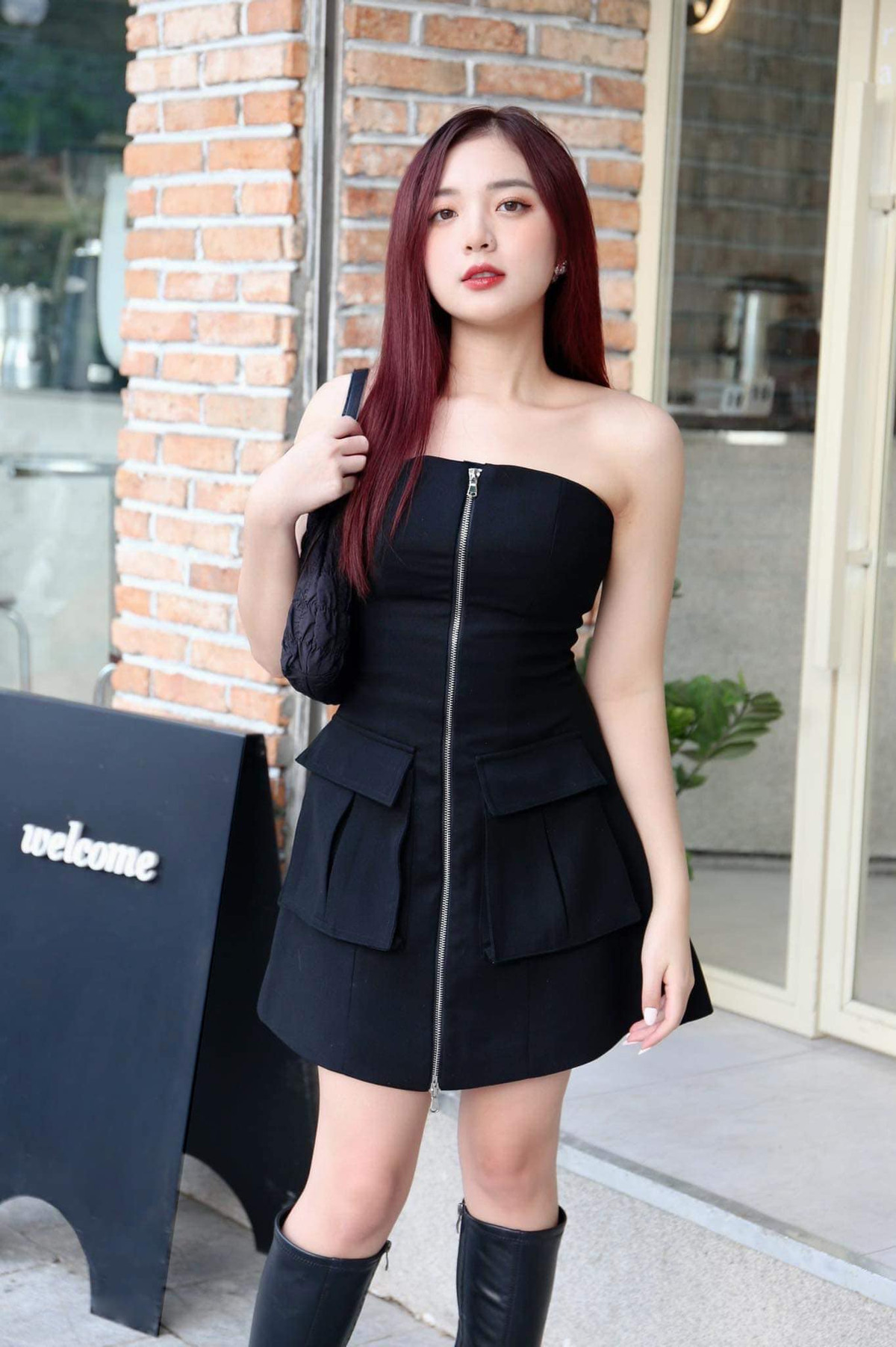 Vẻ đẹp tràn đầy sức sống và đường cong nóng bỏng giúp cô nàng thêm ấn tượng hơn. Ảnh: FBNV