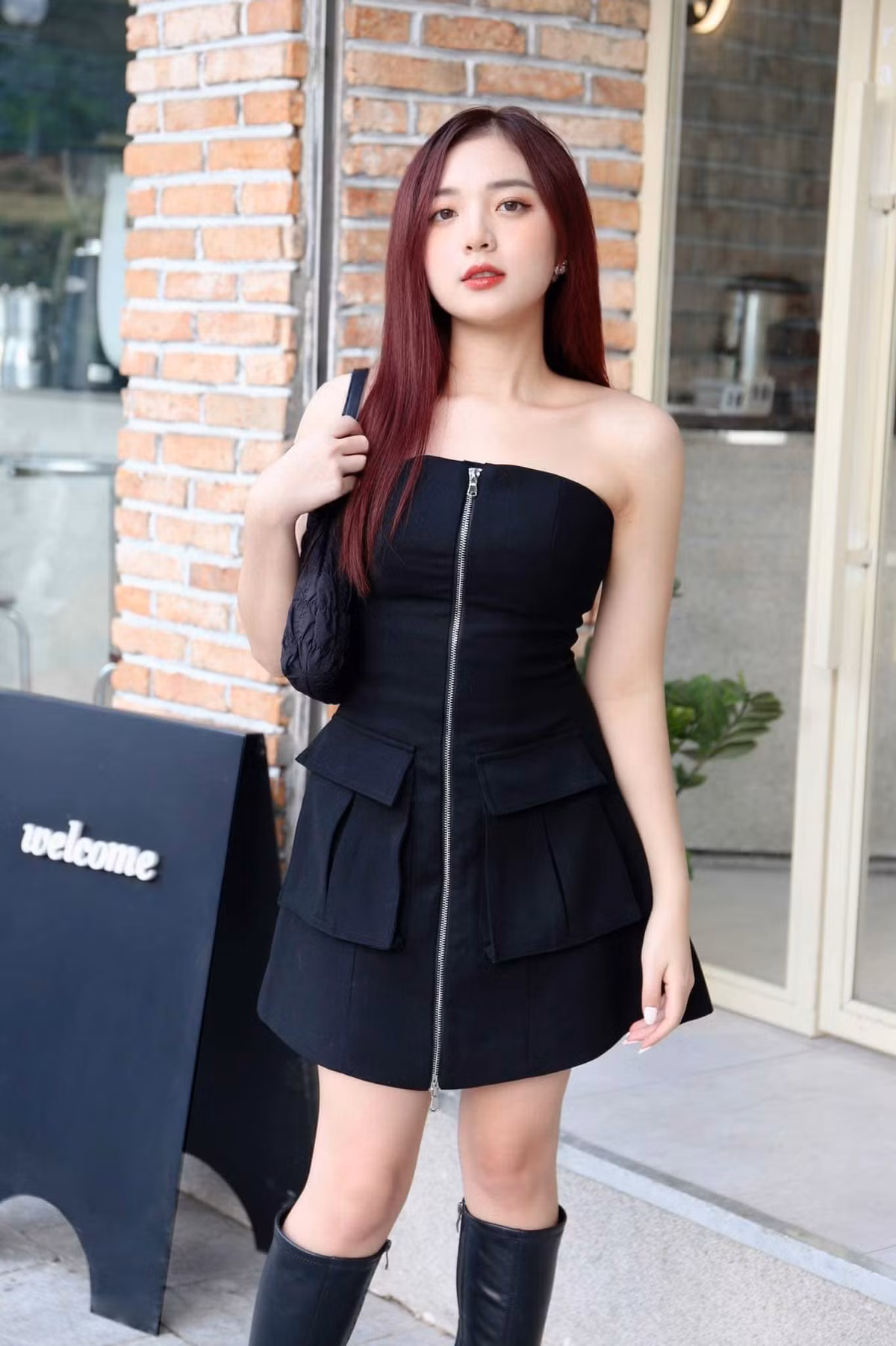 Vẻ đẹp tràn đầy sức sống và đường cong nóng bỏng giúp cô nàng thêm ấn tượng hơn. Ảnh: FBNV