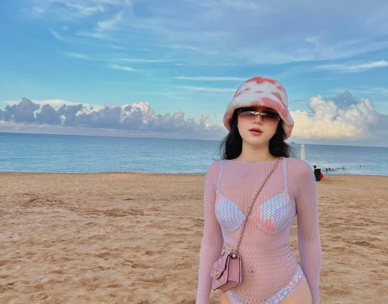 Ngoài đời, cô nàng có phong cách gợi cảm pha chút ngọt ngào. Ngoài gương mặt đẹp, Hà Đan còn gây ấn tượng với chỉ số ba vòng bốc lửa, đây cũng chính là chìa khoá giúp cô có một tổng thể nhan sắc ấn tượng.