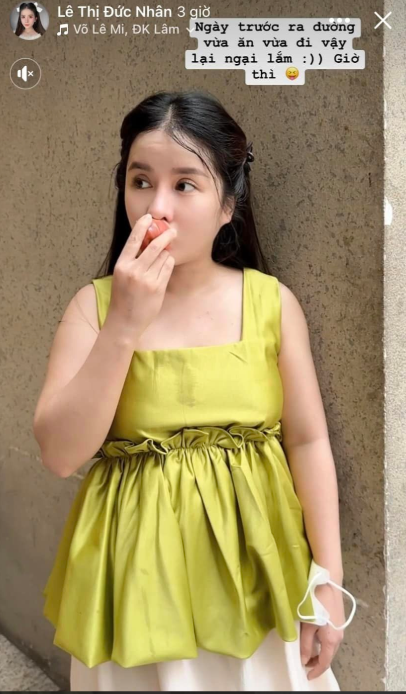 Theo đó, bà mẹ sinh năm 1995 không còn dáng vẻ thon gọn như trước đây, thay vào đó là sự mũm mĩm, cơ thể lộ rõ dấu vết tăng cân.