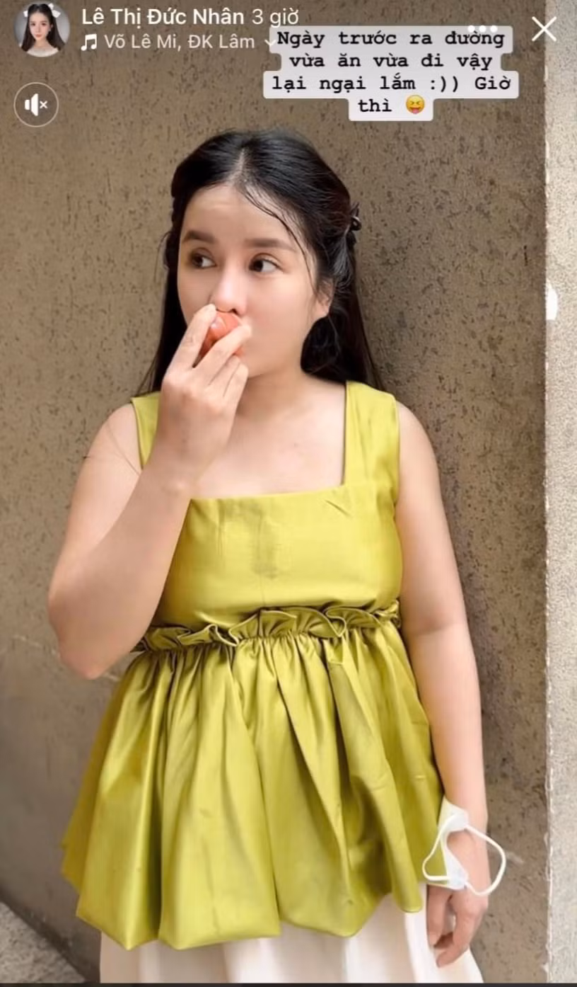 Theo đó, bà mẹ sinh năm 1995 không còn dáng vẻ thon gọn như trước đây, thay vào đó là sự mũm mĩm, cơ thể lộ rõ dấu vết tăng cân.