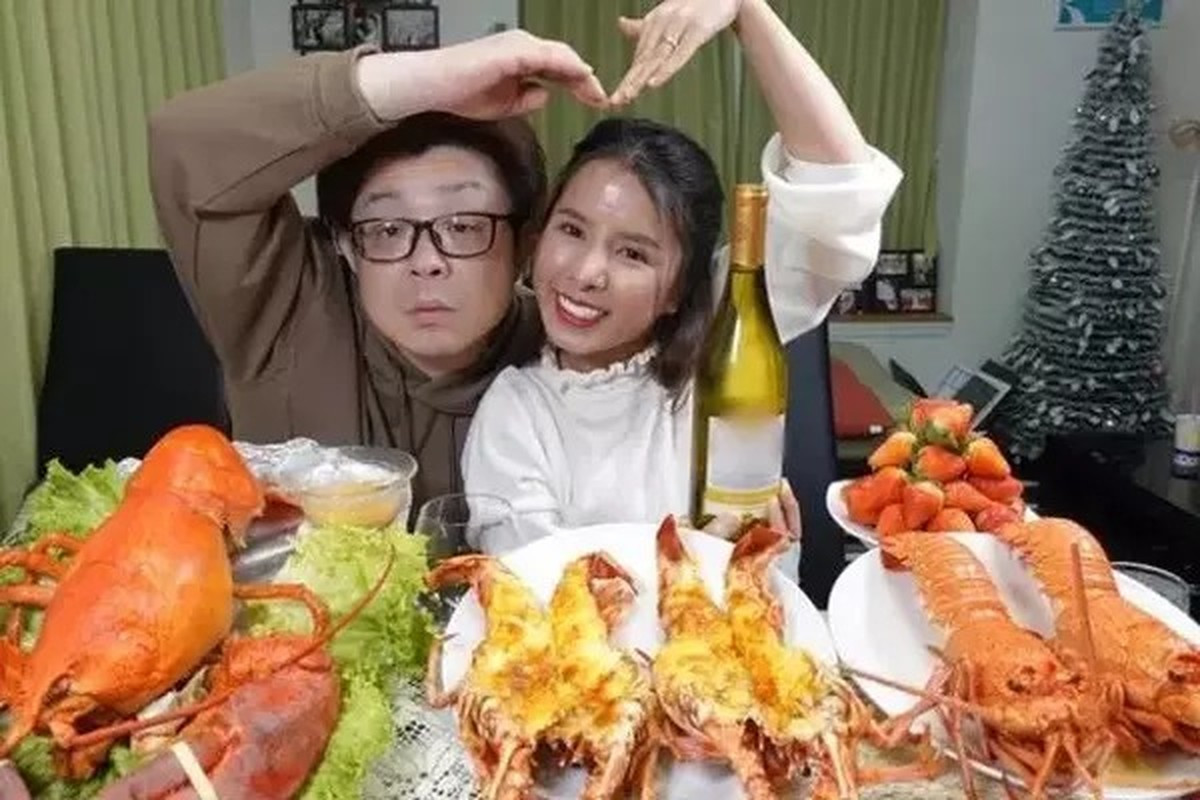 Chia sẻ thêm về cuộc sống sau khi biết tin có bầu, Bà Nhân được chồng chăm sóc từ miếng ăn giấc ngủ, ngâm và massage chân, chỉ cần nói là có liền.