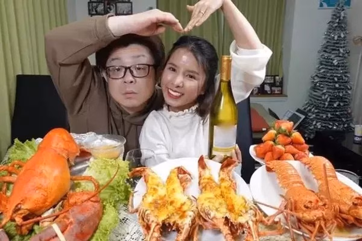 Chia sẻ thêm về cuộc sống sau khi biết tin có bầu, Bà Nhân được chồng chăm sóc từ miếng ăn giấc ngủ, ngâm và massage chân, chỉ cần nói là có liền.