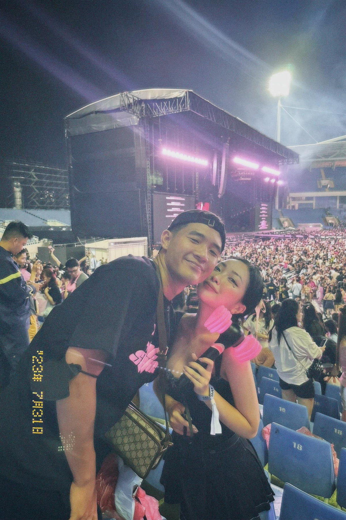 Màn thể hiện tình cảm của người đẹp dành cho chồng khiến nhiều người không khỏi ghen tỵ và ngưỡng mộ.