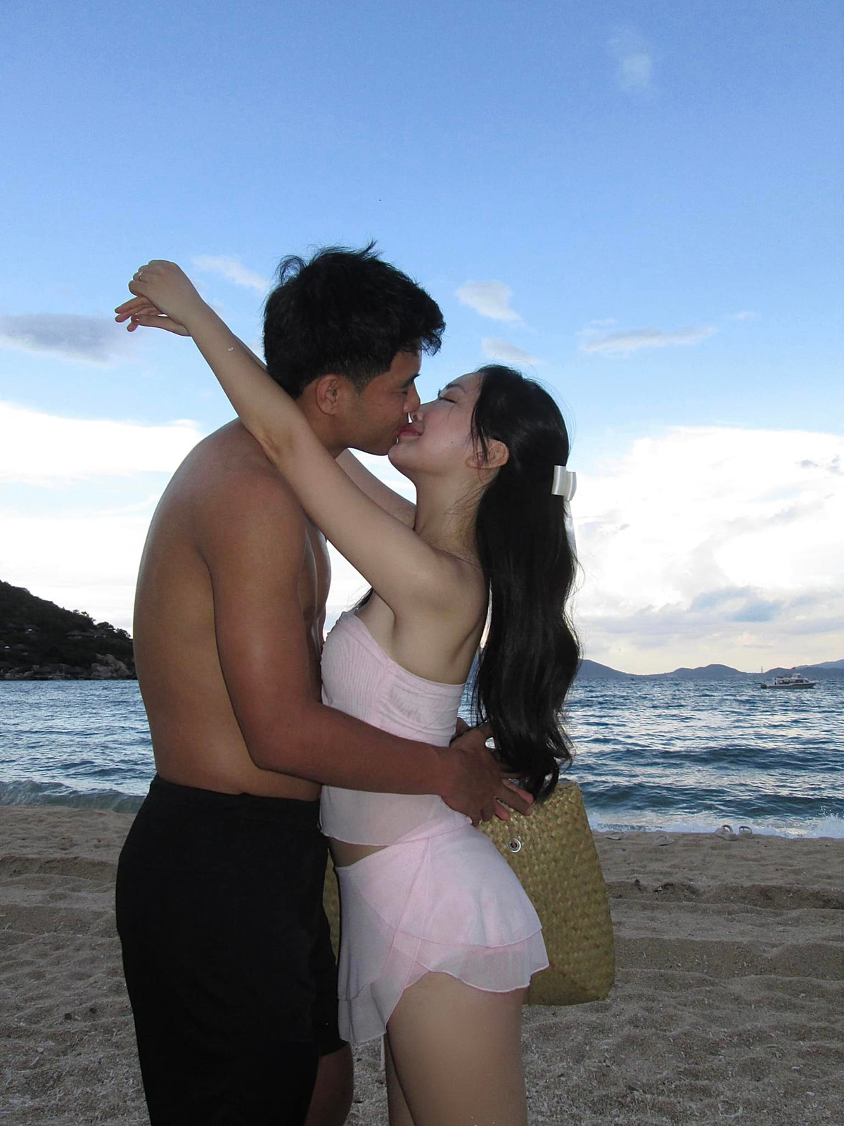 Đính kèm hình ảnh, Mai Hà Trang gửi lời chúc mừng sinh nhật đến ông xã.