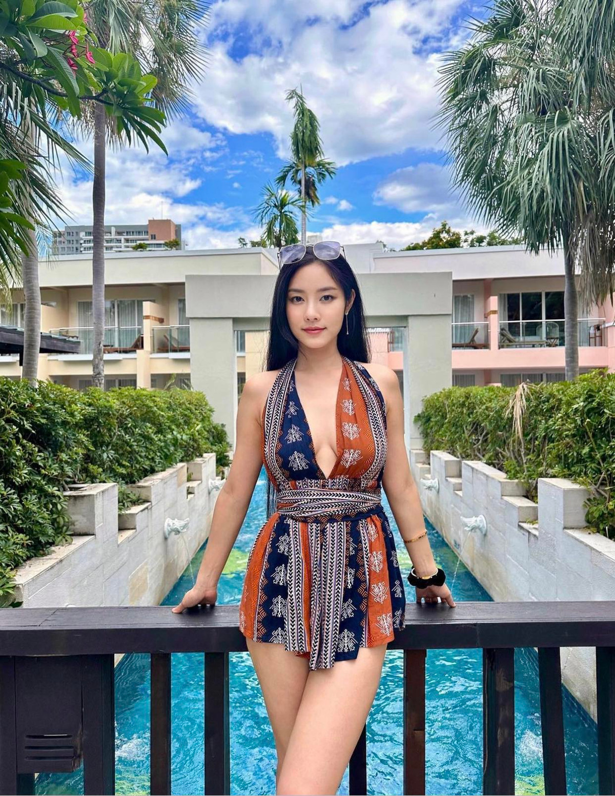 Dew Yatinn là cô giáo tiếng Trung nổi tiếng trong giới học đường Thái Lan.