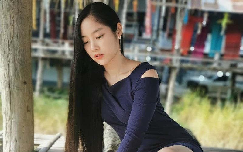 Ở ngoài đời, Dew Yatinn được mệnh danh mỹ nhân nhờ hình thể gợi cảm và phong cách thời trang phóng khoáng.