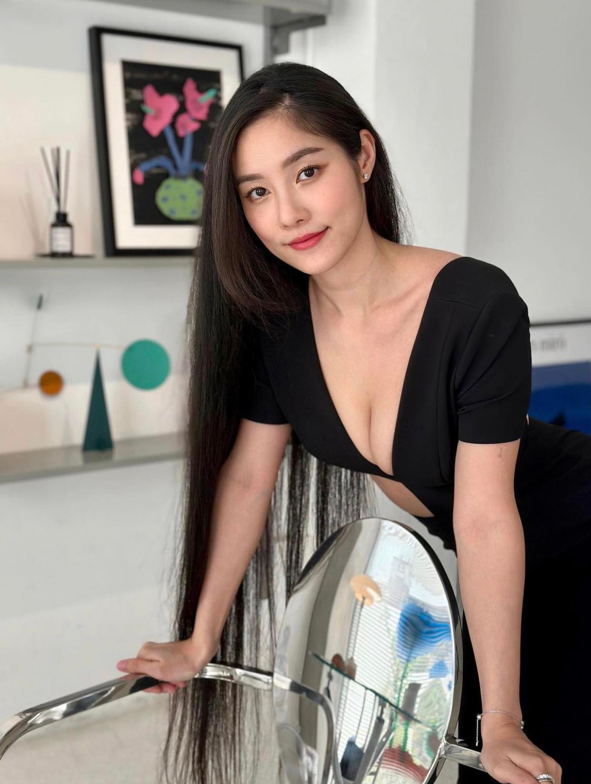 Dew Yatinn sở hữu mái tóc dài hơn 1 mét trứ danh giới học đường.