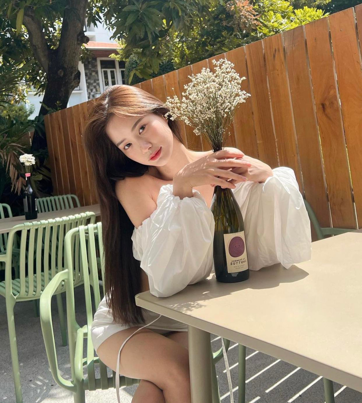 Xinh đẹp, gợi cảm cũng chẳng kém ai nhưng ở người đẹp toát lên vẻ mong manh, thoát tục tựa các tiên nữ hạ phàm.