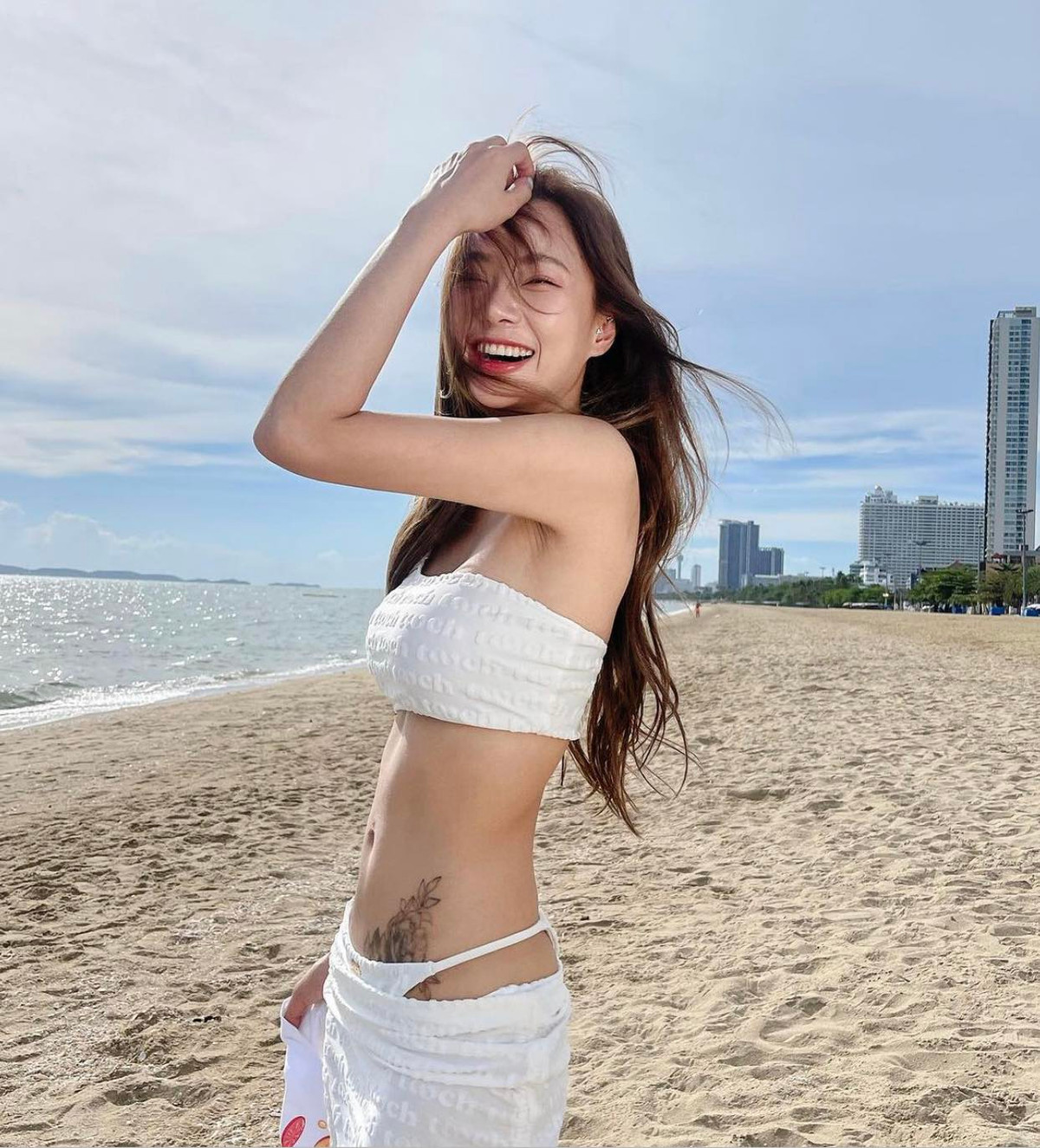 Nichakarn Methmutha hiện đang sinh sống và làm việc tại Bangkok, Thái Lan.