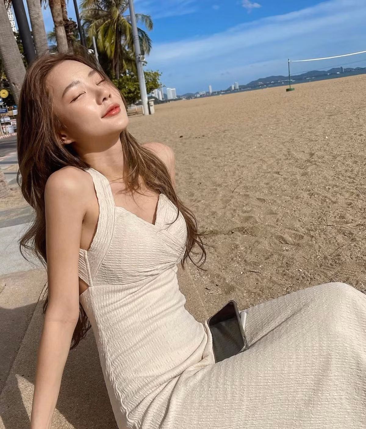 Người đẹp có nhan sắc và phong cách ấn tượng, sở hữu hình xăm lớn ở ngay dưới vòng eo.