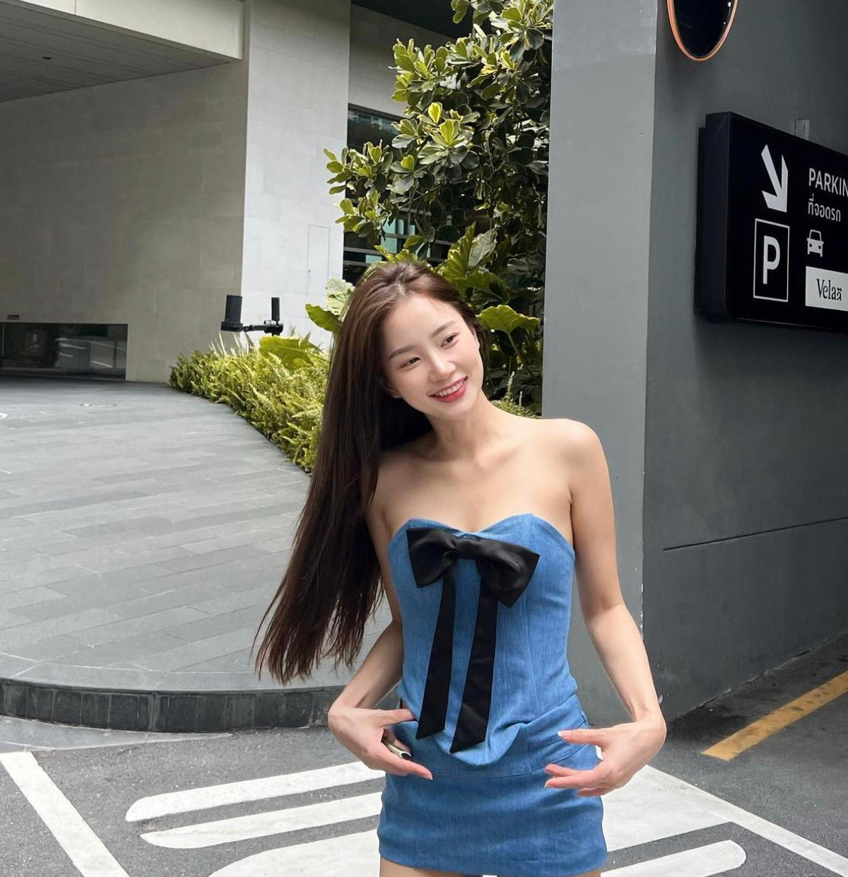 Cô sở hữu dáng người tinh tế, gợi cảm, làn da đẹp khiến ai nhìn cũng mê mẩn.