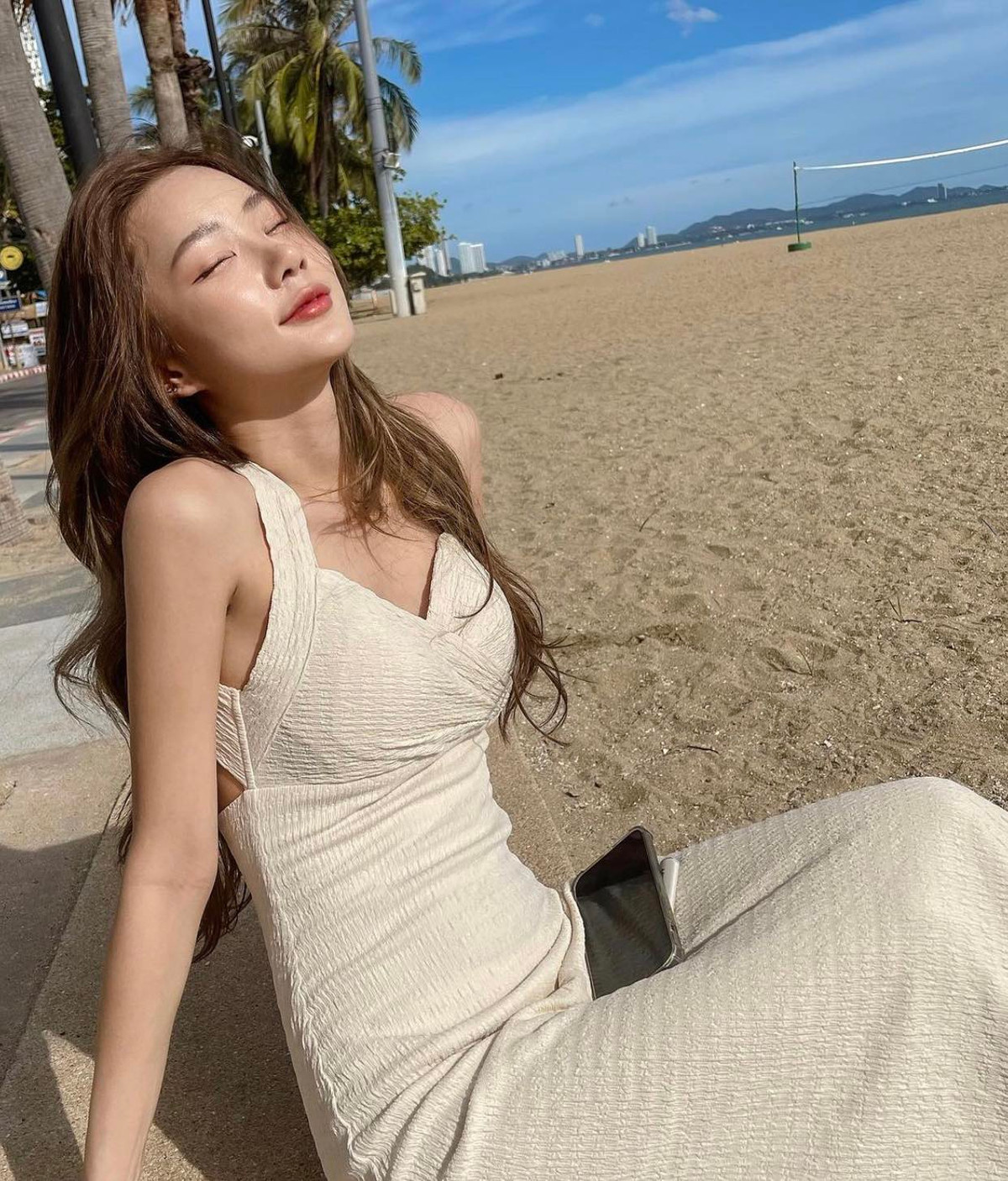 Người đẹp có nhan sắc và phong cách ấn tượng, sở hữu hình xăm lớn ở ngay dưới vòng eo.