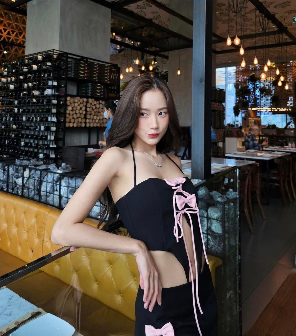 Trên các trang mạng xã hội, cô thường chia sẻ hình ảnh gợi cảm quyến rũ, không mất sự đáng yêu.