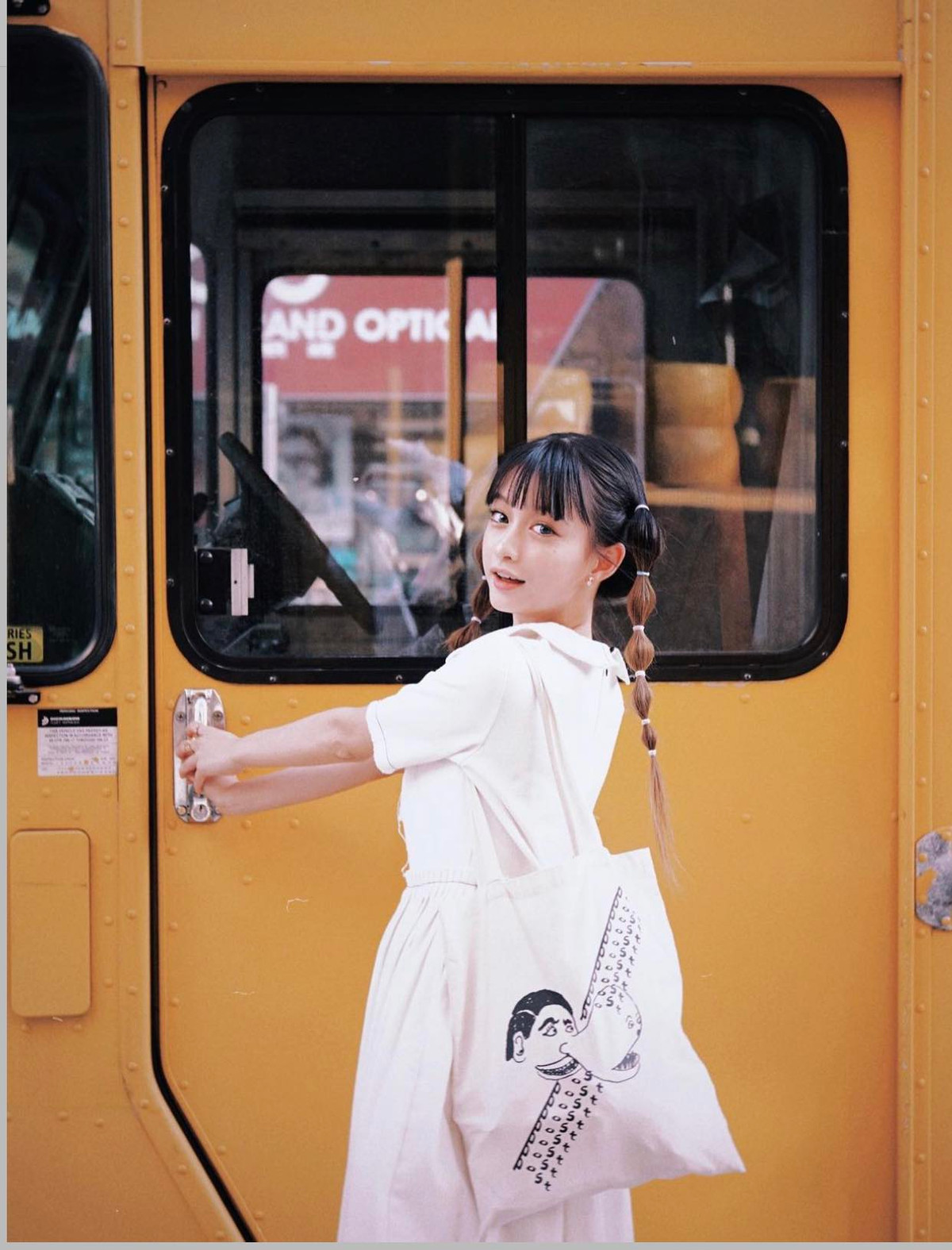 Người đẹp có đôi mắt to, khuôn miệng nhỏ căng mọng như trái anh đào và làn da không tì vết.