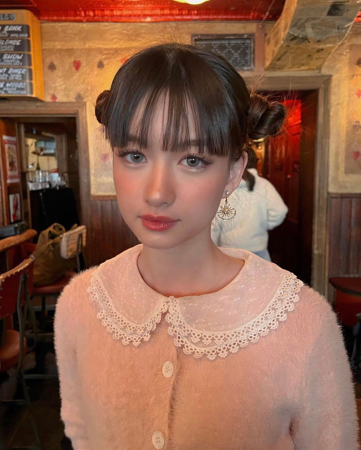 Trang Instagram của cô có gần 400.000 người theo dõi, trước đây còn xuất hiện trong danh sách tìm kiếm nhiều ở Trung Quốc, Nhật Bản và Hàn Quốc.