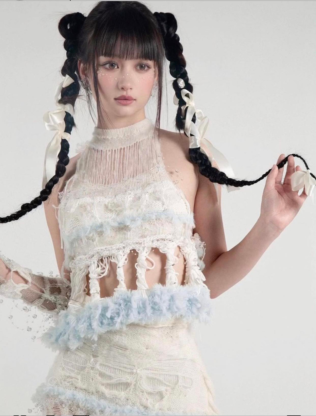 Cô nàng học tập tại ngôi trường thiết kế nổi tiếng ở New York, Mỹ và là một trong những trường nghệ thuật hàng đầu thế giới, bao gồm các khóa học chuyên nghiệp như nhiếp ảnh, kiến trúc, thiết kế, thời trang.