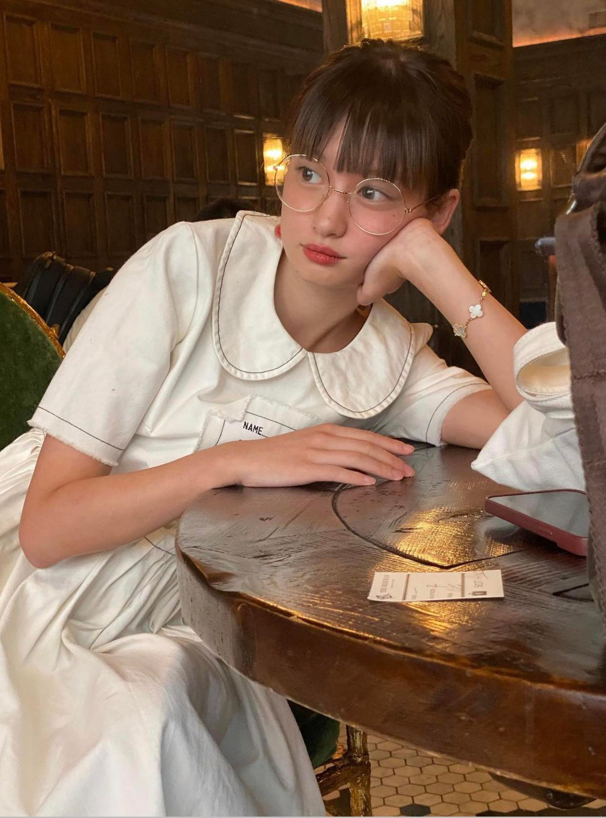 Không chỉ có vẻ ngoài trong sáng, đôi mắt to tròn long lanh của thiếu nữ này khiến bất kỳ ai cũng phải xiêu lòng mỗi khi nhìn ngắm.