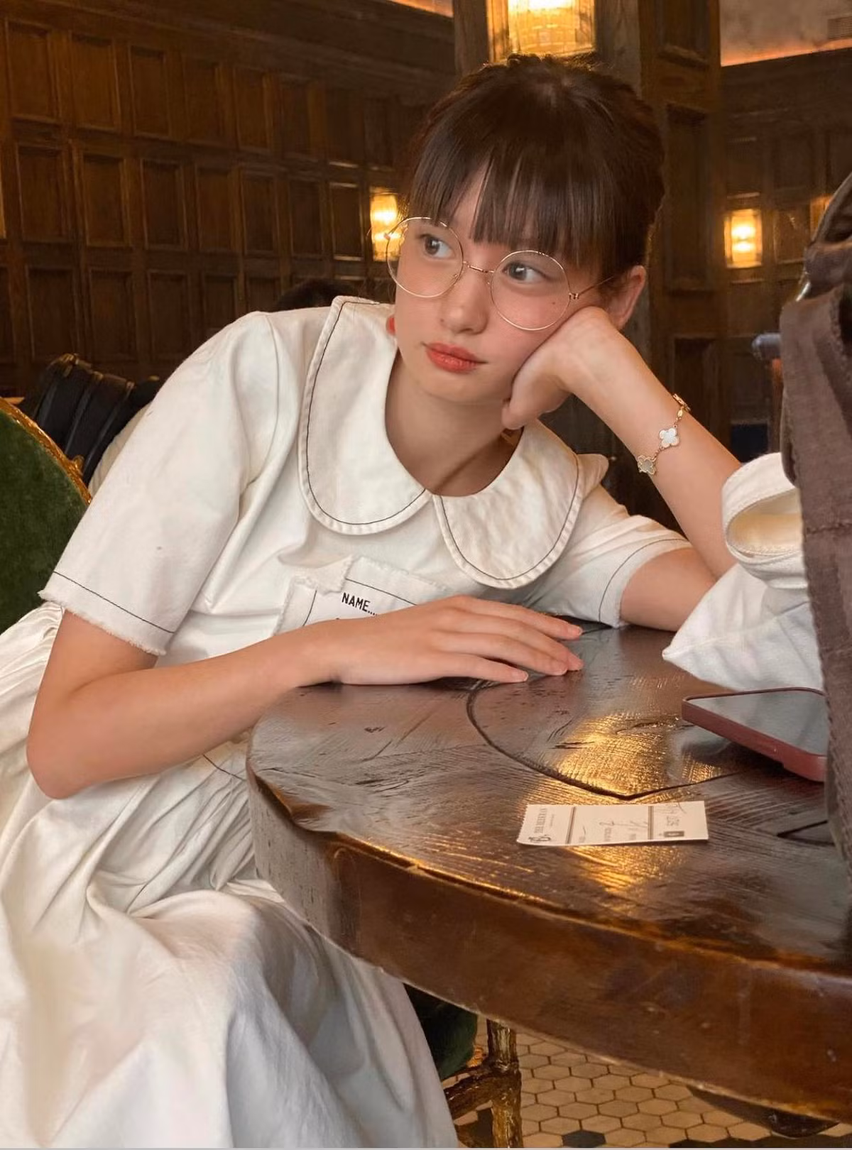 Không chỉ có vẻ ngoài trong sáng, đôi mắt to tròn long lanh của thiếu nữ này khiến bất kỳ ai cũng phải xiêu lòng mỗi khi nhìn ngắm.