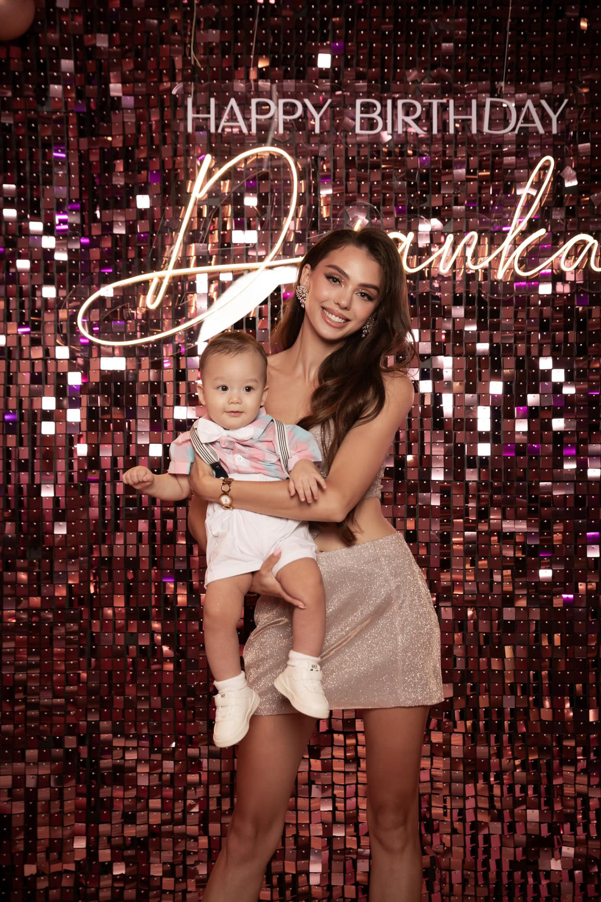 Tại đây, cư dân mạng không khỏi xuýt xoa vì vẻ ngoài xinh đẹp của vợ thủ môn Bùi Tiến Dũng. Trong vai trò nhân vật chính của bữa tiệc, nữ người mẫu chọn một bộ váy màu hồng lấp lánh, khoe eo thon và đôi chân dài miên man.