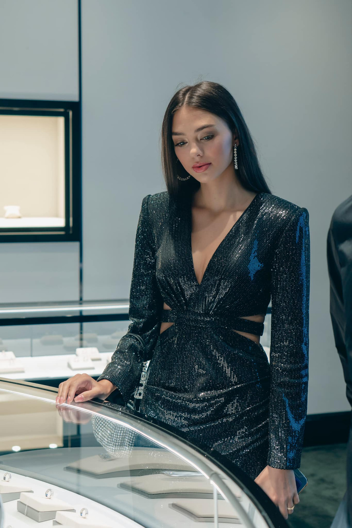 Dù đã sinh con nhưng người mẫu đến từ Ukraine khoe nét đẹp phương Tây cuốn hút cùng hình thể thon gọn, nuột nà không khác gì thời con gái. Ảnh: FBNV