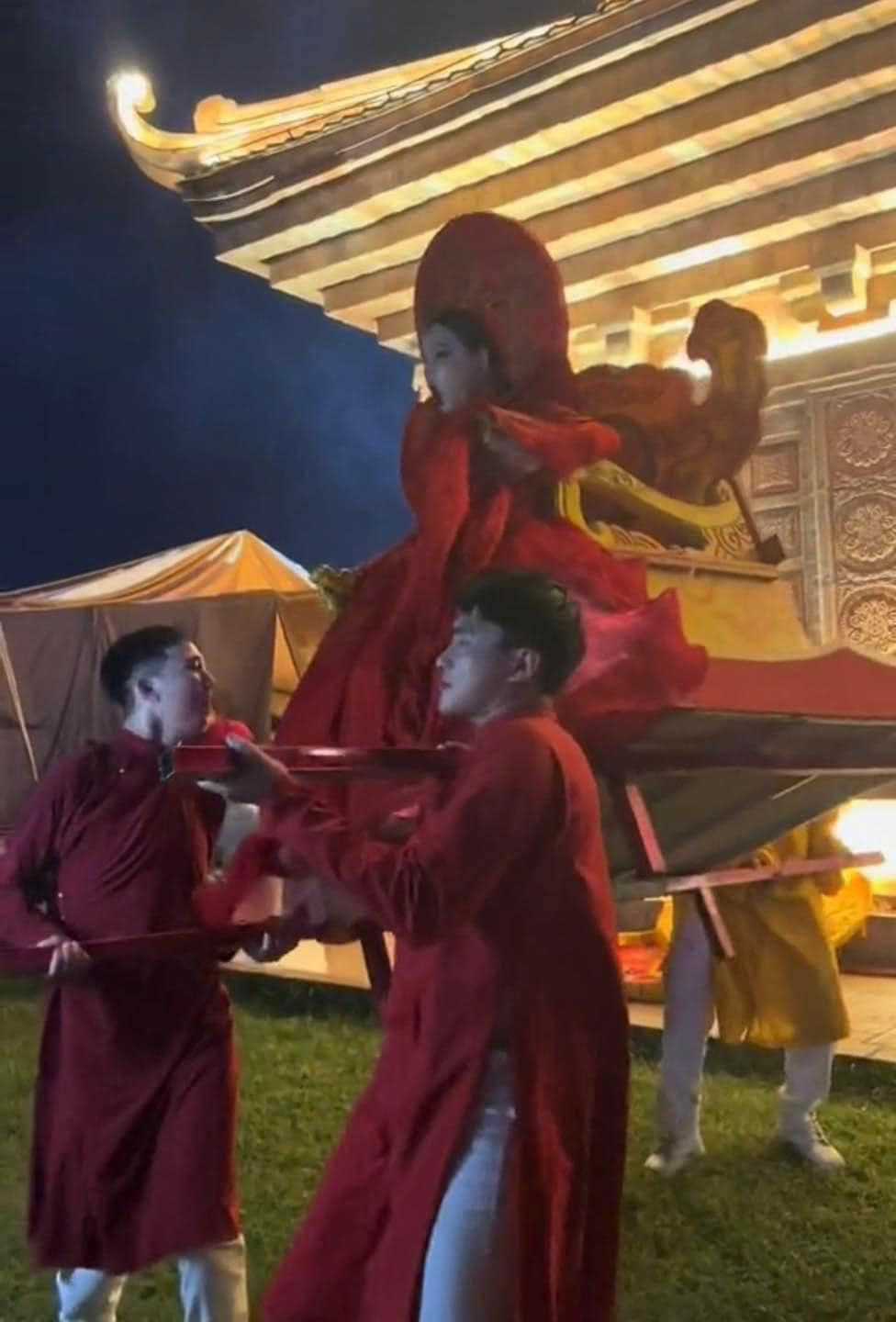 Một bộ phận khán giả cho rằng sau nhiều năm cố gắng, Phạm Thoại đã được công nhận. Nhưng một phần lớn khác không hài lòng về sự xuất hiện này.