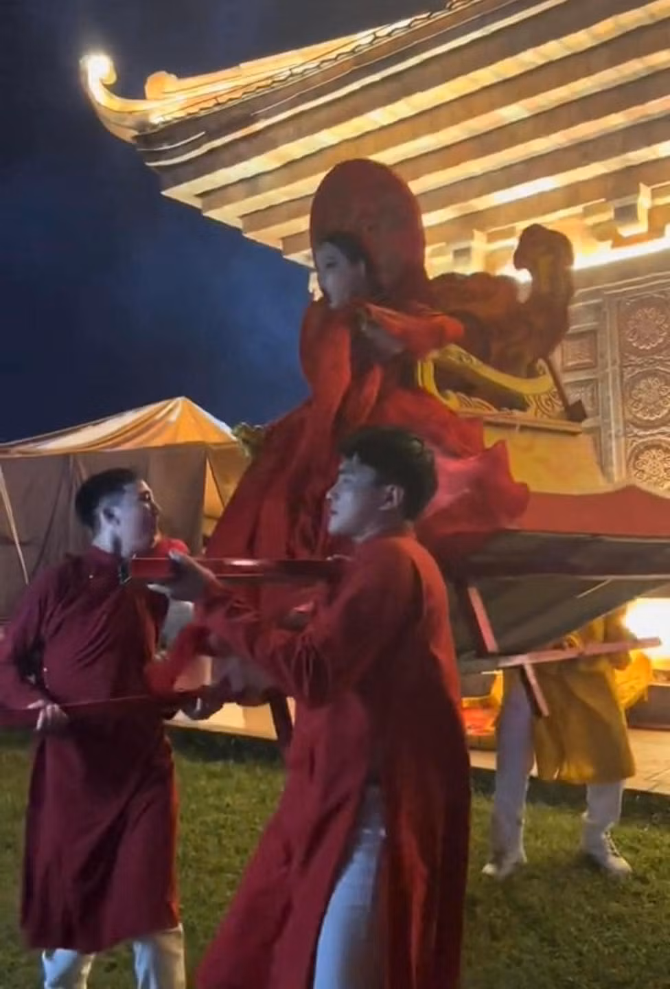 Một bộ phận khán giả cho rằng sau nhiều năm cố gắng, Phạm Thoại đã được công nhận. Nhưng một phần lớn khác không hài lòng về sự xuất hiện này.