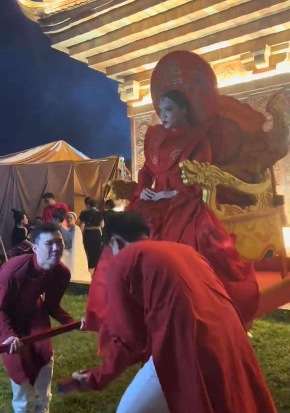 Đoạn clip Phạm Thoại ngã kiệu nhanh chóng thu hút nhiều sự chú ý, không ít netizen để lại nhiều bình luận xôn xao bàn tán về khoảnh khắc này.