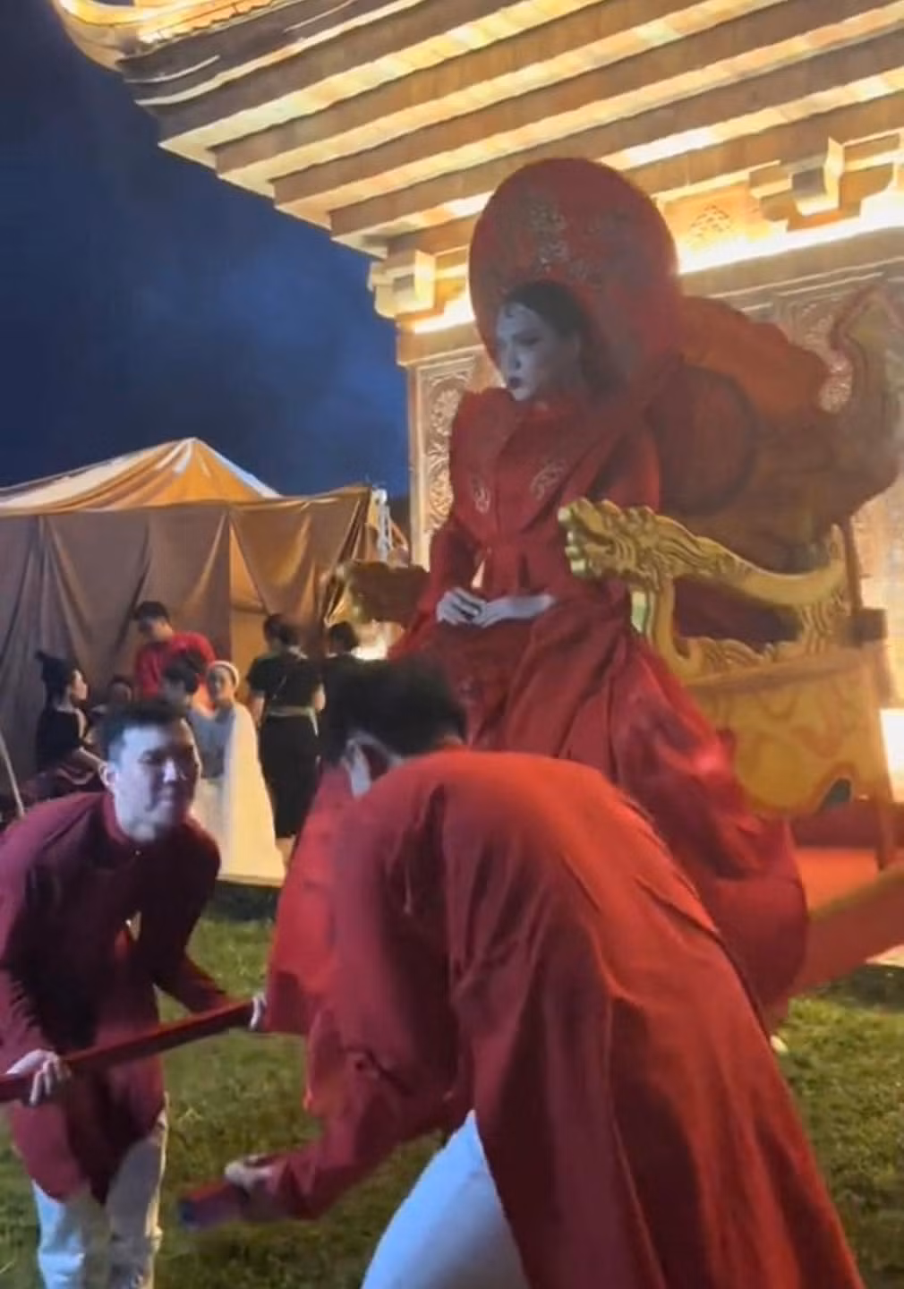 Đoạn clip Phạm Thoại ngã kiệu nhanh chóng thu hút nhiều sự chú ý, không ít netizen để lại nhiều bình luận xôn xao bàn tán về khoảnh khắc này.