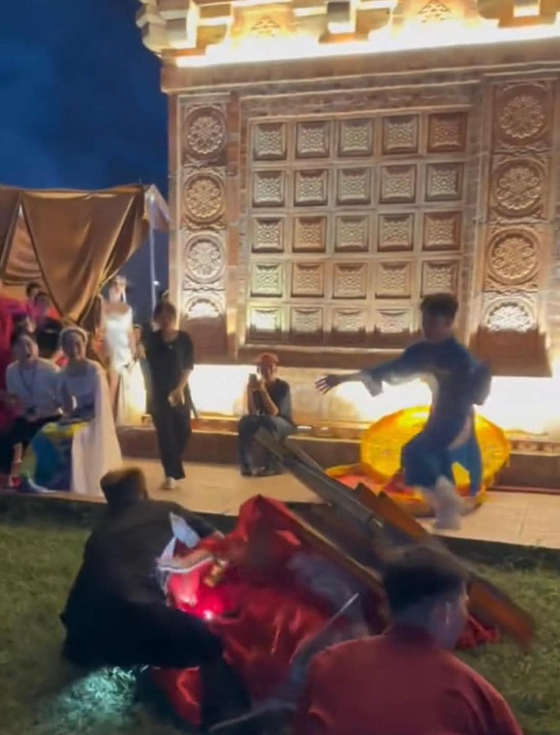 Nhiều cư dân mạng cho rằng tình huống này khá nguy hiểm. Nhưng khán giả cũng đặt vấn đề liệu đây có phải là chiêu trò để gây chú ý hay không.